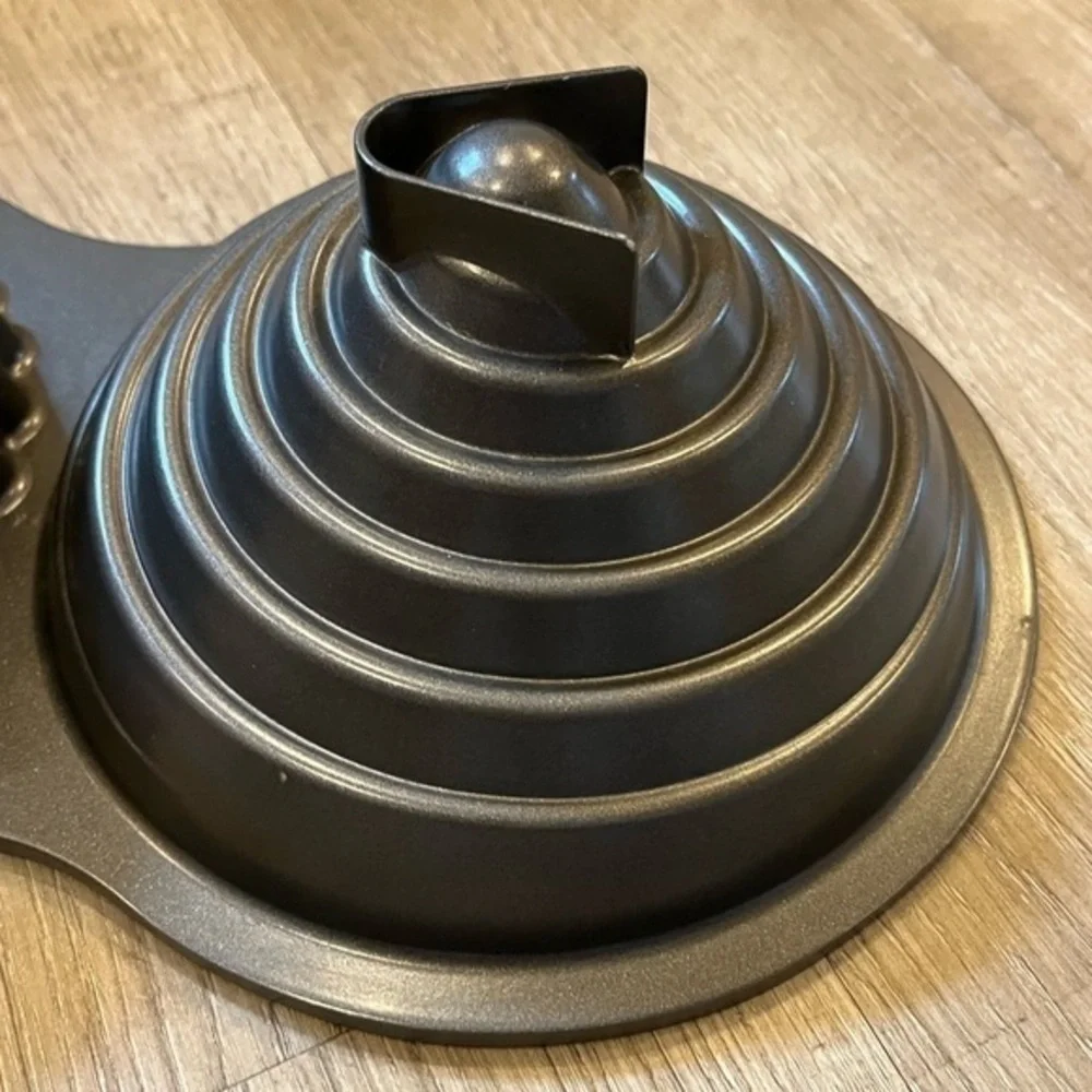 Wilton Giant Cupcake Mold Baking Dish Pan NWOT